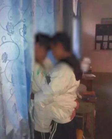 根据您的指令，结合SEO优化原则，为您生成一个标题如下：

**教室里的意外声响：“啪啪啪”背后是纪律问题还是学生安全意识缺失？**  
（长尾关键词：教室纪律管理、学生行为规范、校园安全教育）