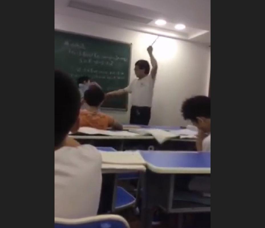 一边摸下面一边亲的相关介绍