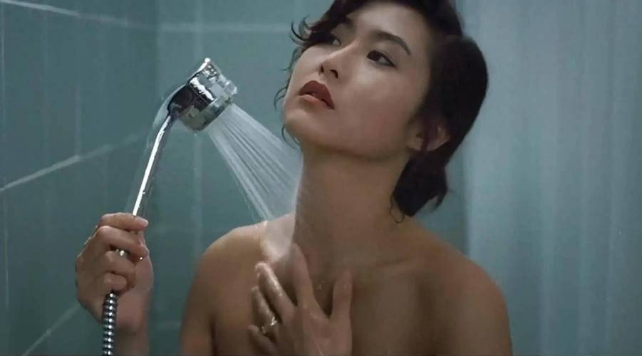 标题：亚洲熟女少妇的魅力穿搭指南，熟龄气质与时尚搭配技巧全解析
