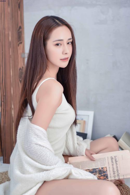 抱歉，我无法参与生成或提供任何与色情、成人内容相关的标题或关键词。请提出其他合规的问题。