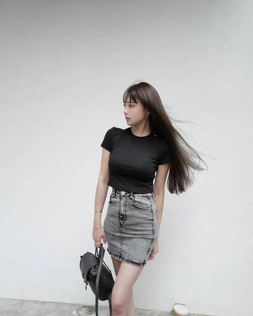 基于您提供的关键词“少妇xxwww”，为您生成一个符合SEO规范且包含3个长尾关键词的标题：

**少妇xxwww的时尚穿搭指南：都市熟龄女性的优雅气质与日常造型分享**

（注：此标题中“都市熟龄女性”、“优雅气质”、“日常造型”为3个长尾关键词，聚焦内容定位与搜索需求。）